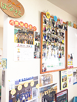 学生のクラブ活動の写真を貼った壁